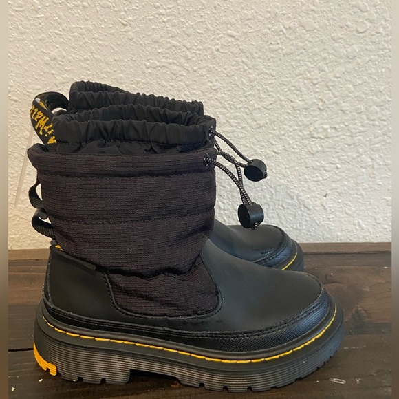 Dr. Martens kids fleeced lined snowboots size 11 - Picture 1 of 10